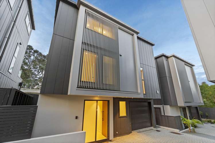 201E Hurstmere Road_0