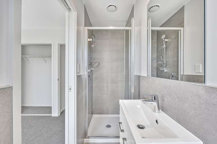 2/11 Kelburn Lane Mangere_9