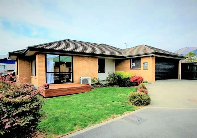 Modern and Sunny 2 Bedroom plus Office Home