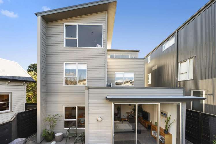 1/3 Severn Street Island Bay_12