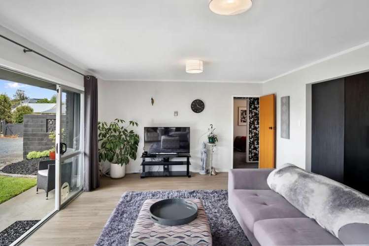 2/586 Bank Street 11385_5