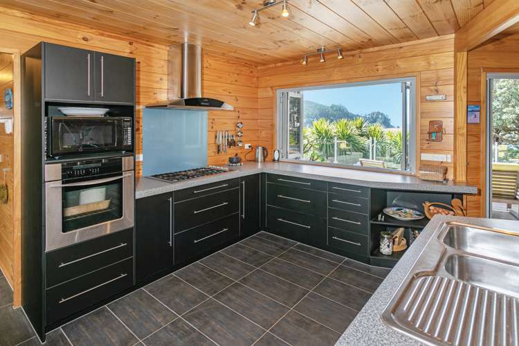 112 Oratia Place Onemana_13