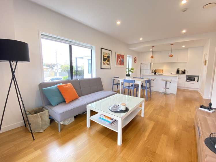 04/987g Mount Eden Road Three Kings_4