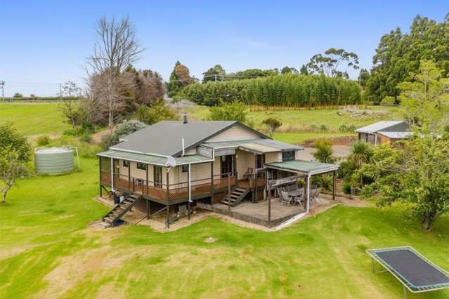 CHARMING COUNTRY COTTAGE WITH RIVER ACCESS LAWNS INCLUDED