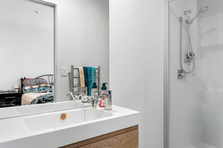 2/361C Madras Street_5