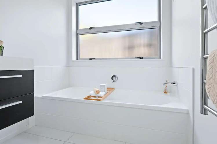 6 Kingston Court 2743_13