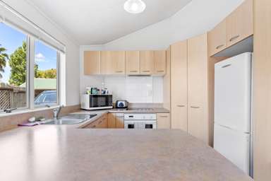 2/372 Whangaparaoa Road_1