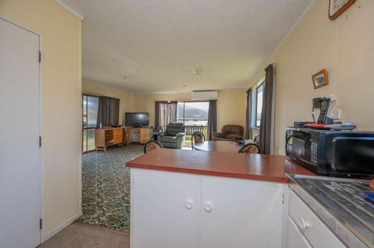 5 Esplanade Marokopa_11