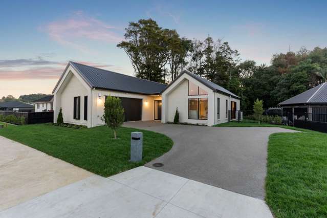 STYLISH STREAMLINED SPACIOUS NEW HOME + WARRANTY