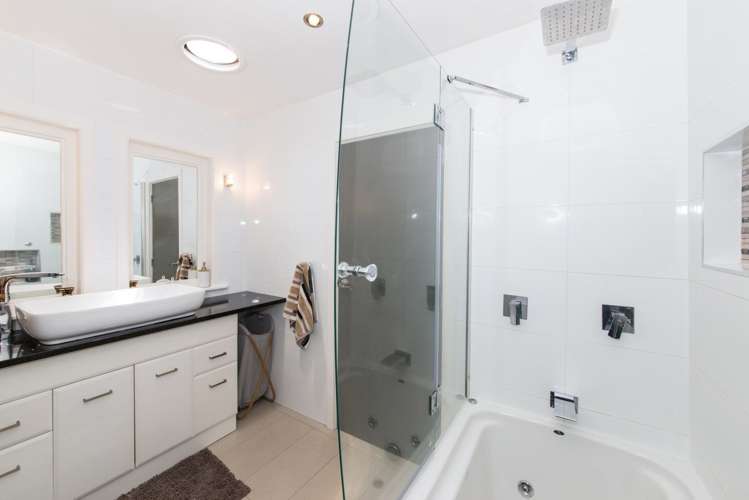 31 Foster Avenue Huia_18