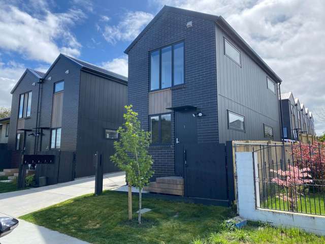 Stunning Standalone Townhouse in Te Atatu Peni...