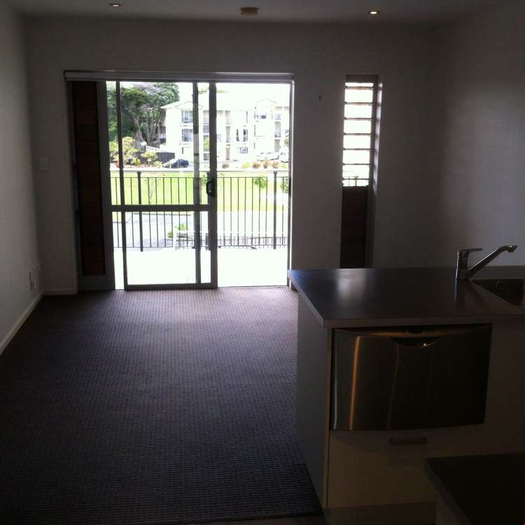 E5/71 Spencer Road Oteha_8