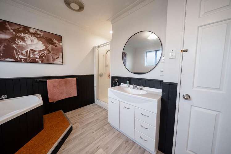 708 Queens Drive Waikiwi_20
