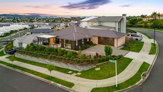 Stylish Family Living In Prime Red Beach Location