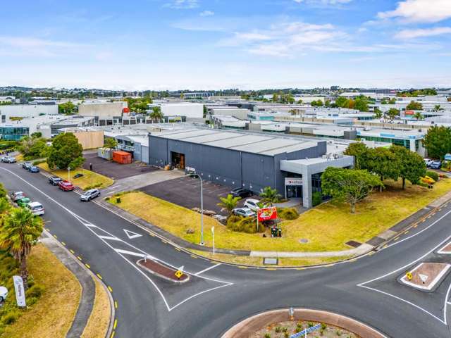 Small 50 sqm office plus carparks