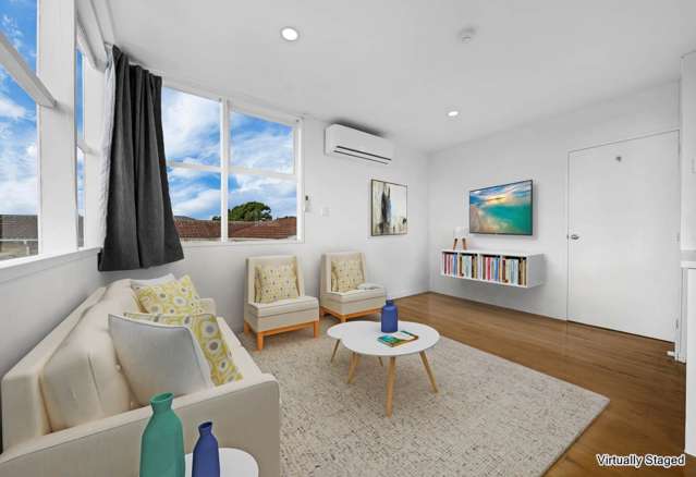Sunny, Renovated & Easy-Care Living in Blockho...