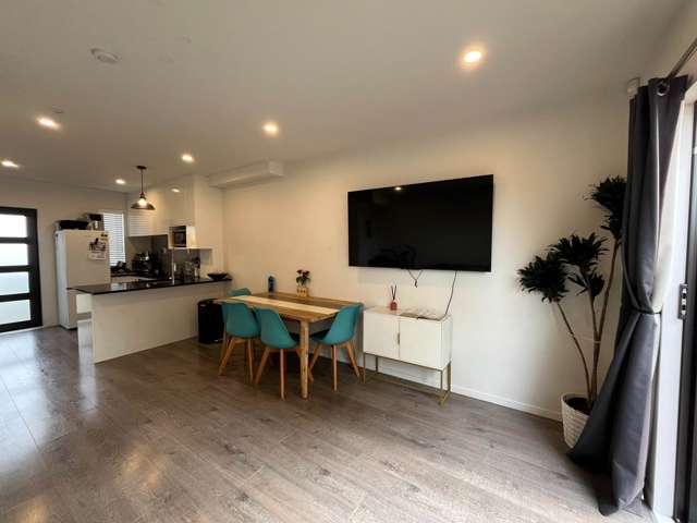 Modern 3 Bedroom Townhouse (3 bedrooms + 1 Study )
