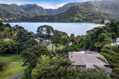 1196 Huia Road_1