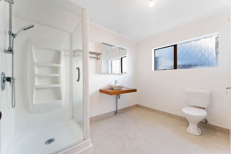 2/48 Mayfair Crescent Mairangi Bay_17