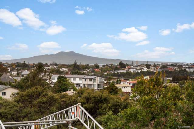 Modern 3 Bed Townhouse, Stunning Views & New CCC