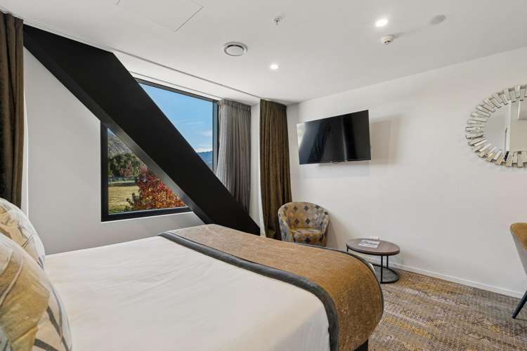 014/(Door 006) LQ Hotel, 18 Mountain Ash Drive Frankton_1