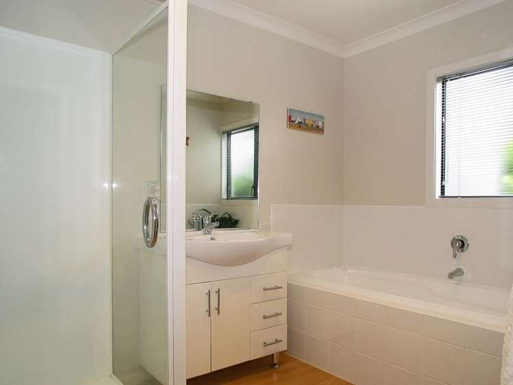 13 Tongariro Drive Aotea_13