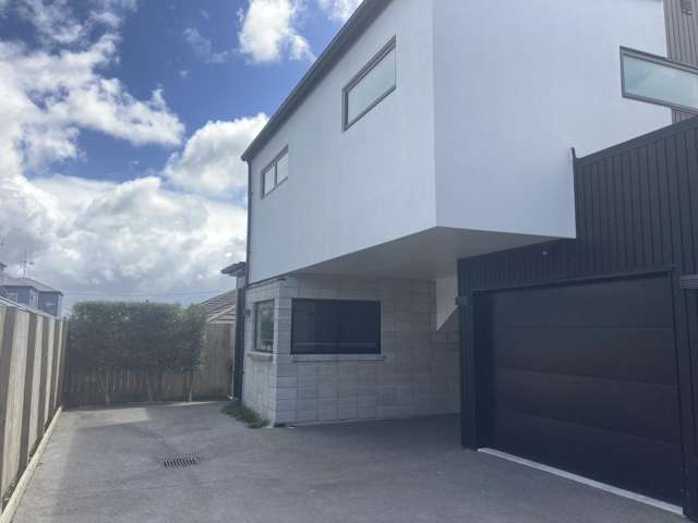 Beautifully Appointed 3 Bedroom Townhouse