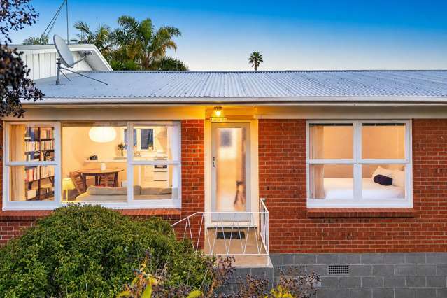 MODERN SINGLE-LEVEL & MOVE IN READY!