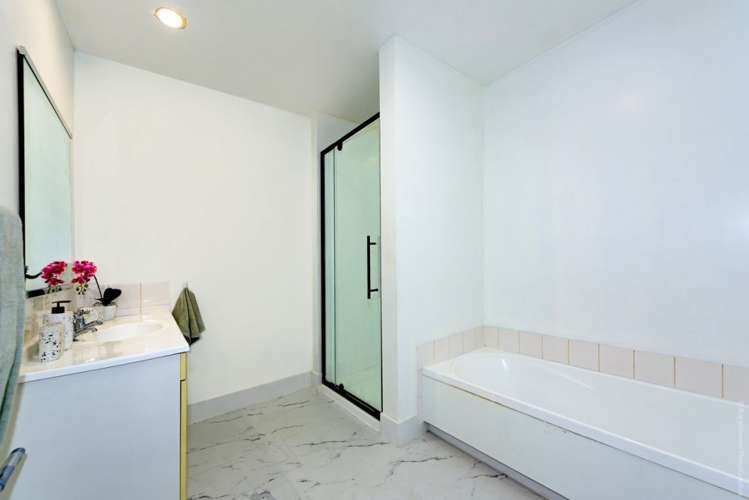 1/105 Barbour Street Waltham_18