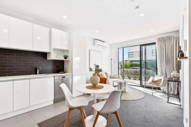 Unrivalled Location - ground floor 1 bed + study!