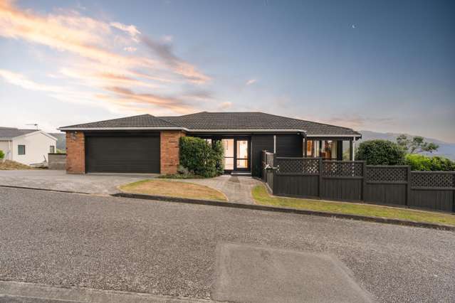 Family Home In Tawa