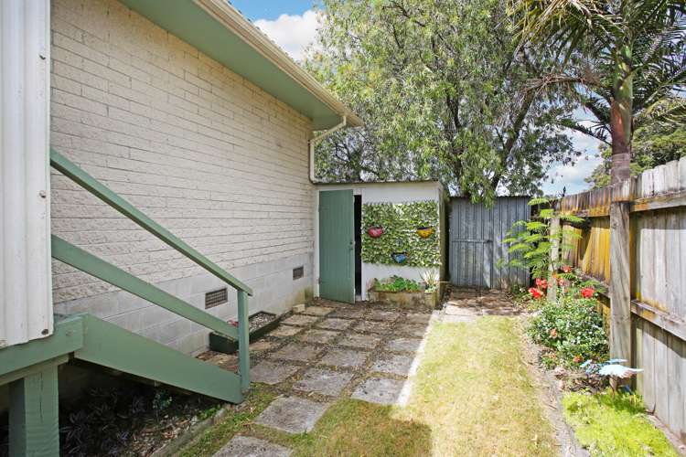 2/60 Beach Road Pahurehure_14