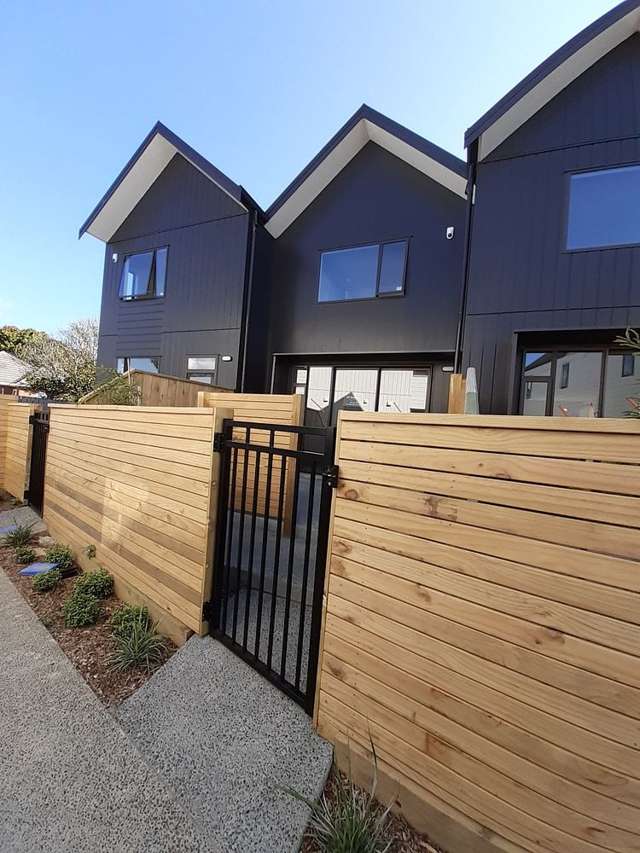 MODERN TOWNHOUSE AND SO CLOSE TO WELLINGTON CITY!