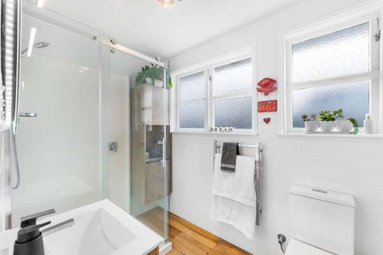 197 Riverside Avenue Pt England_18