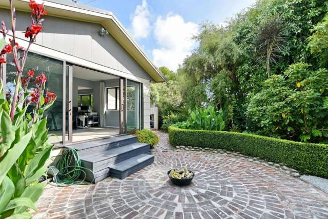 3 Bedroom Home with Two Lounges & Lush Garden!