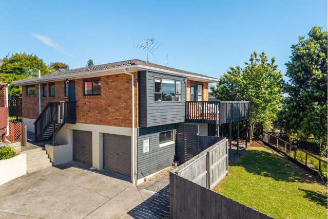 Dream Starter With Sea & Auckland Skyline Views!