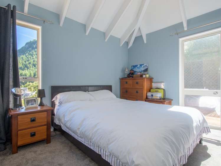 9b Arawata Terrace Fernhill/Sunshine Bay_9