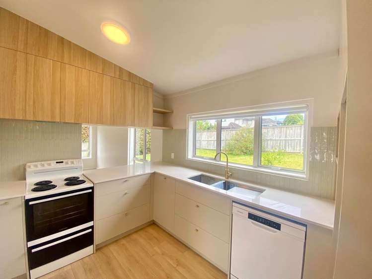 8A Puketea Street Blockhouse Bay_4
