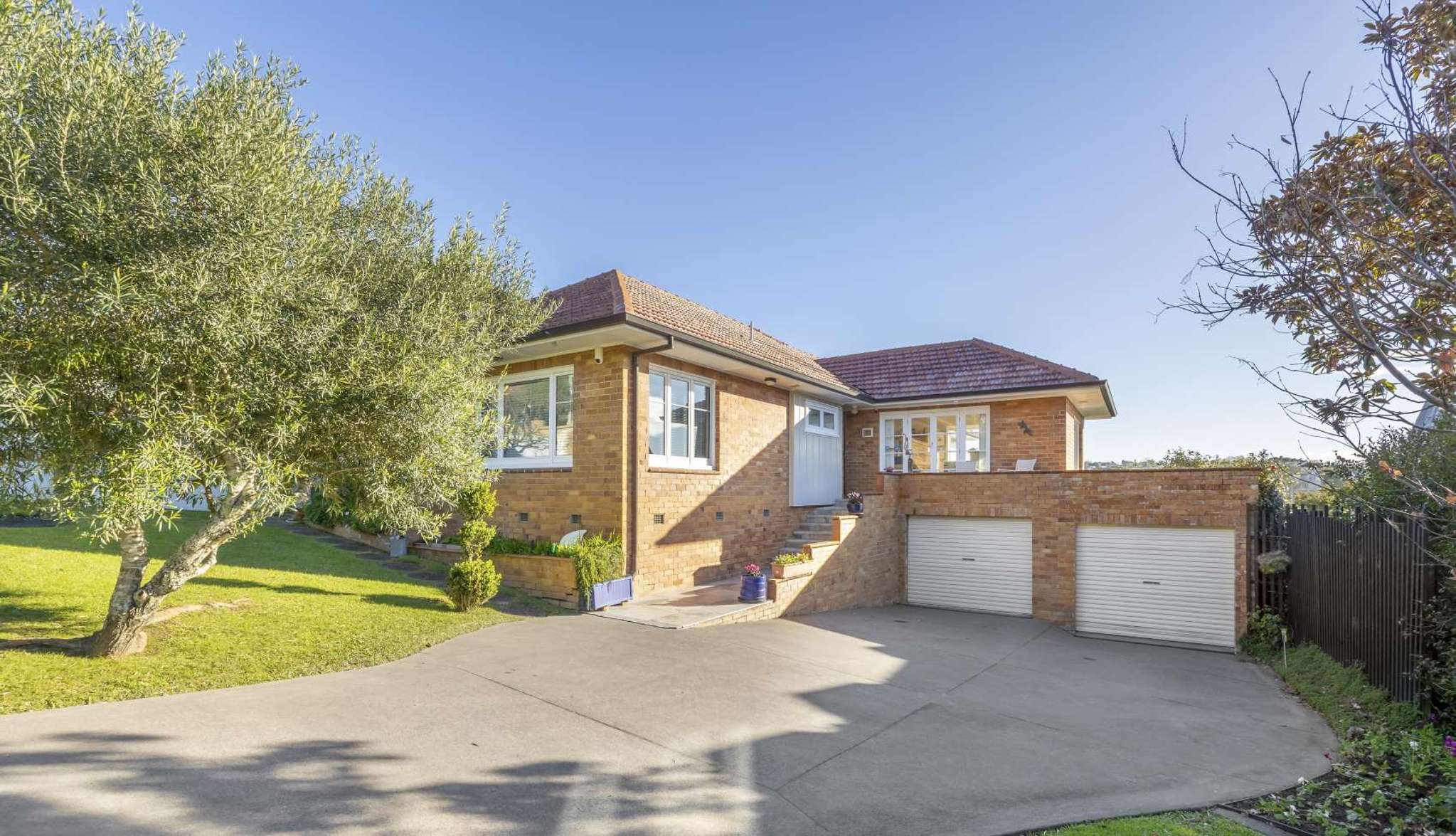 Couple say goodbye to Kohimarama home with grandstand views - ‘it’s not a hard place to live’