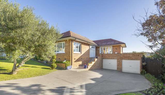 Couple say goodbye to Kohimarama home with grandstand views - ‘it’s not a hard place to live’
