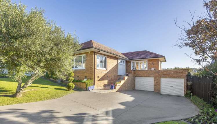 Couple say goodbye to Kohimarama home with grandstand views - ‘it’s not a hard place to live’