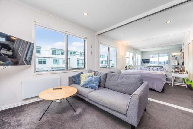 PRICE Drop Bring your Offer's - Carpark Included!