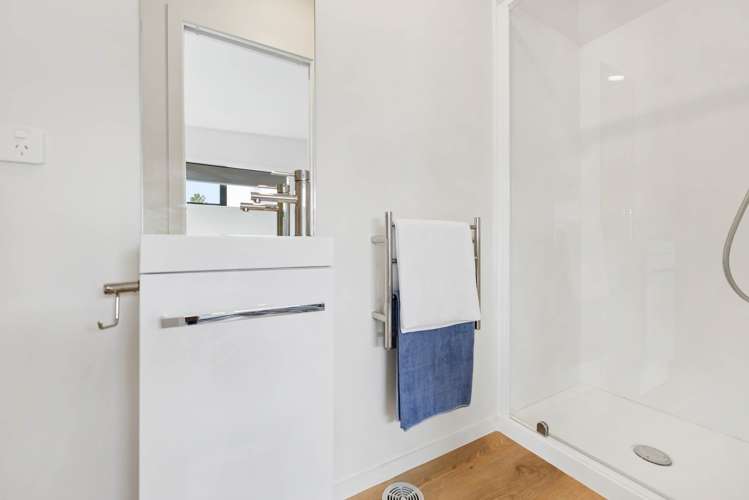 4/2 Stokes Avenue Te Atatu Peninsula_11