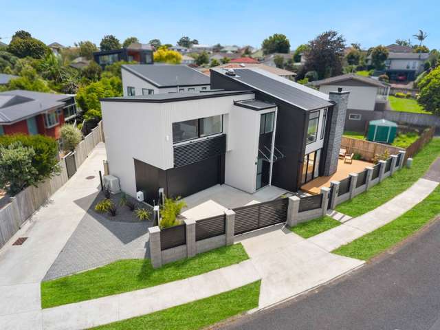 "4 +2" Luxury Home in Macleans Zone