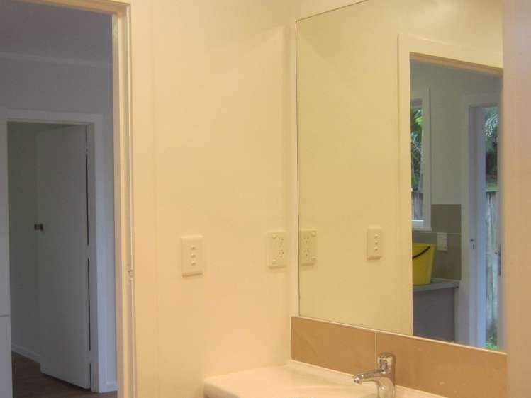 2/2 Derwent Crescent Titirangi_9