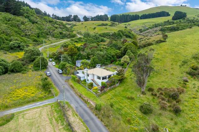 1950s Cottage in Rural Peninsula Setting