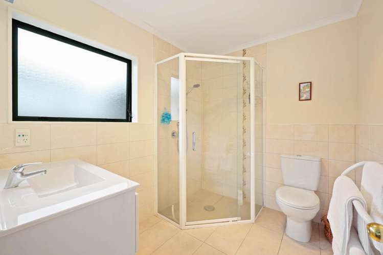 8 Amesbury Rise Henderson_25