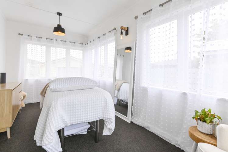 433 Dalcross Street Mayfair_9