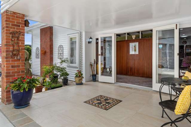 Funky Freedom, Views & Quirky Charm