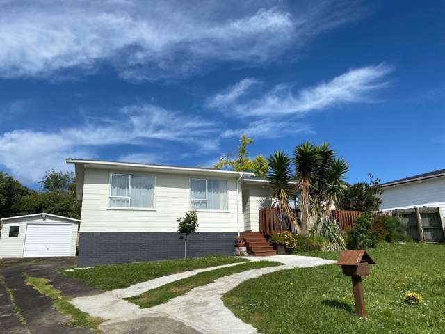 Spacious 3-Bedroom House in Pakuranga – Prime ...